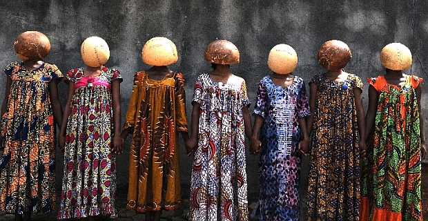 Frauen mit Kalebassen auf dem Kopf